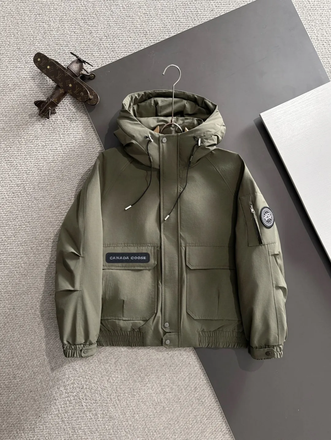 Two-day delivery time P960 Big Goose 🔥🔥 High-end customization 2025 winter official website's latest popular down jacket. Original custom-made hardware accessories for customers, all imported and original customization. Welcome to compare at the counter. Absolutely high quality. Use top-grade 90 white goose down. Super soft. Filled with fluffy and full feathers. Super heavy work. Fabric workmanship is excellent. The version is super perfect. Note⚠The fabric is super comfortable. Exclusive model. High-end quality. A must-have warm and protective artifact in winter. Size: M-3XL